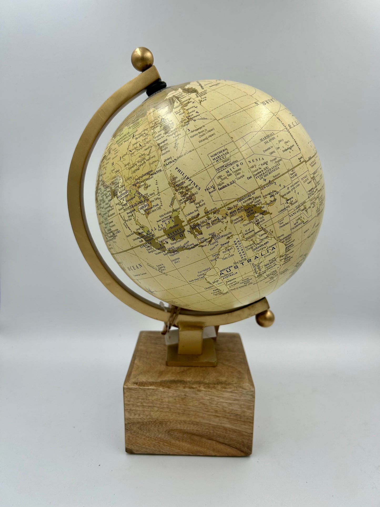 Map monde Nkuku avec socle en bois