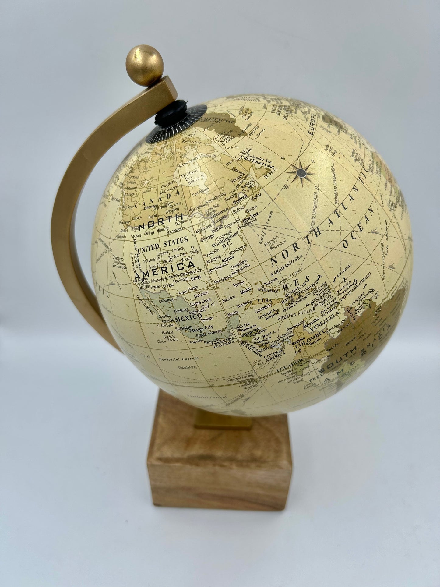 Map monde Nkuku avec socle en bois